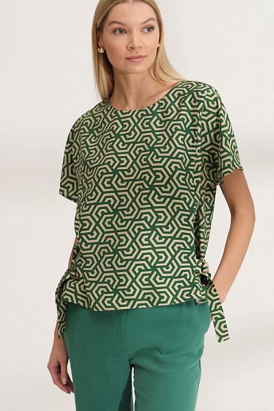 Блуза зеленая с принтом и короткими рукавами