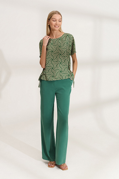 Блуза зеленая с принтом и короткими рукавами