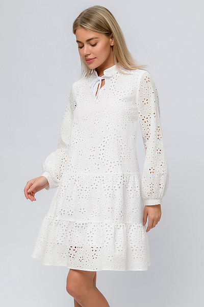 Платье белое длины мини с длинными рукавами и воланом