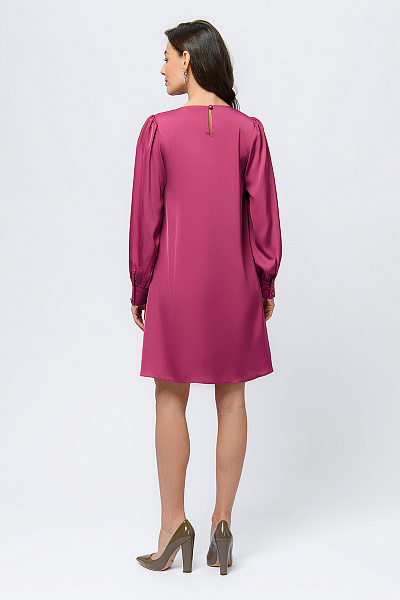 Платье вишневого цвета длины мини с разрезом на груди и объемными рукавами
