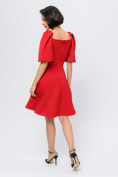 Платье красного цвета длины мини с объемными рукавами