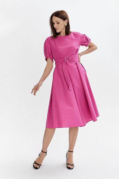 Платье цвета фуксии длины миди с объемными рукавами и поясом