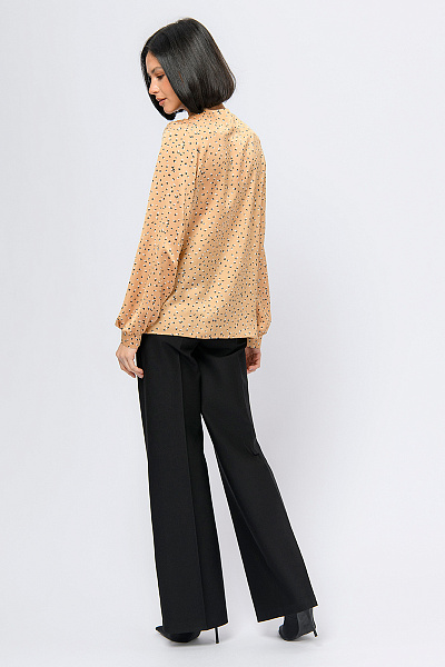 Блуза бежевого цвета с принтом с длинными рукавами и декоративными элементами