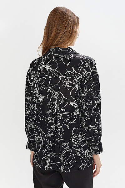 Блуза черная с графическим принтом и складкой на спинке