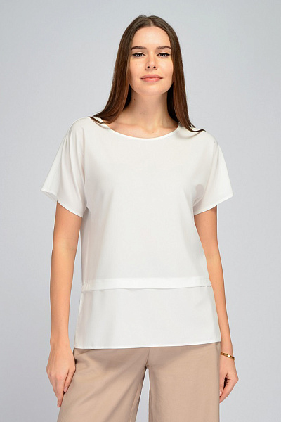 Блуза белого цвета с короткими рукавами и разрезами по бокам