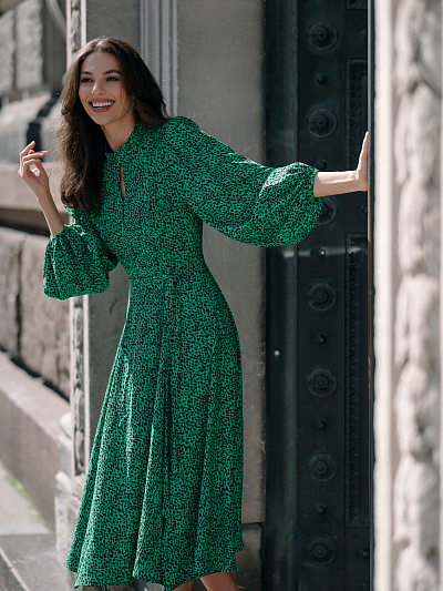 Платье зеленое с принтом длины миди с объемными рукавами и разрезом