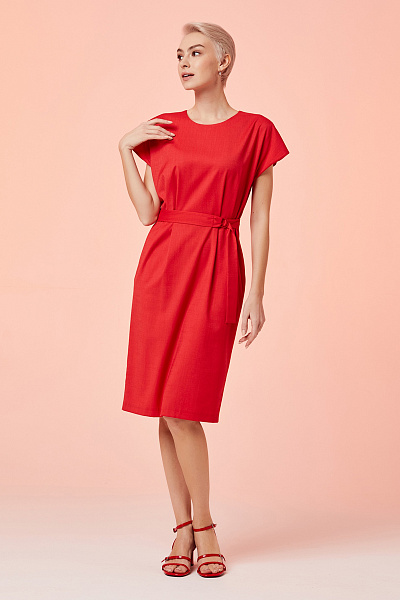 Платье красное с короткими рукавами и складками