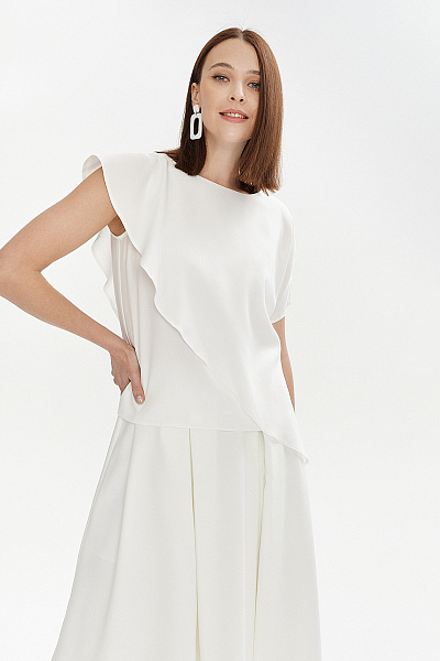 Блуза белая без рукавов с ассиметричной деталью