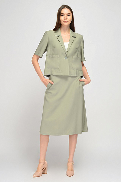 Жакет оливкового цвета с короткими рукавами и накладными карманами