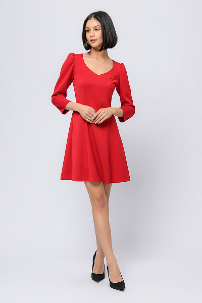 Платье красного цвета длины мини с рукавами 3/4 и v-образным вырезом