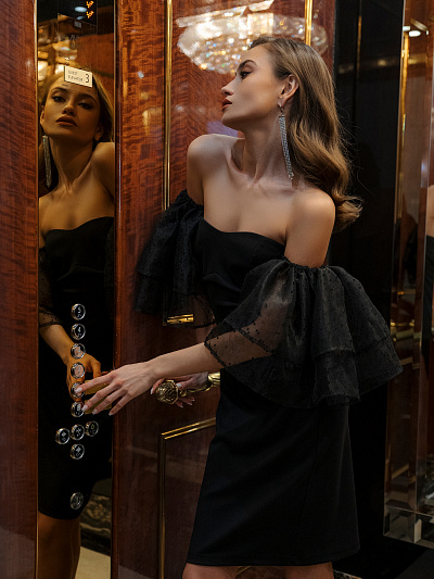 Чёрное платье-футляр со съемными объемными рукавами