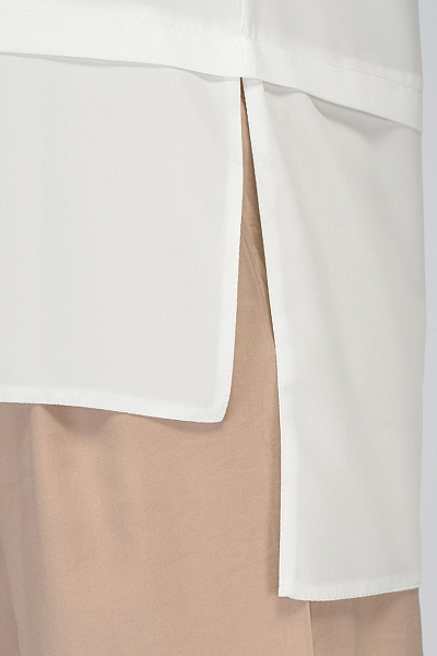 Блуза белого цвета с короткими рукавами и разрезами по бокам