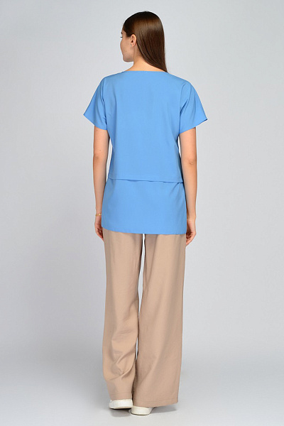 Блуза голубого цвета с короткими рукавами и разрезами по бокам