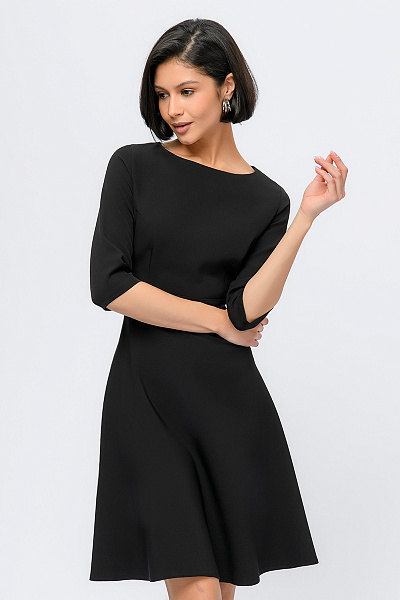 Платье черного цвета с рукавами 3/4 и расклешенной юбкой