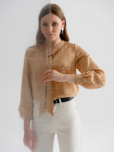 Блуза бежевого цвета с принтом и декоративными элементами и джинсы молочного цвета с высокой посадкой 