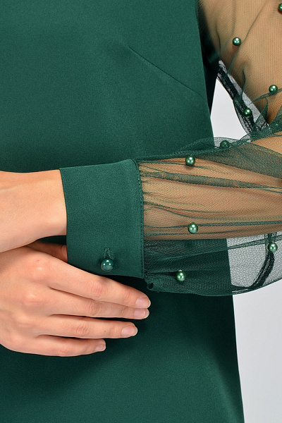 Платье зеленое длины мини с бусинами на рукавах