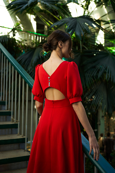 Платье красное с фигурным вырезом на спинке 