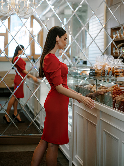 Красное платье с пышными рукавами и глубоким декольте 