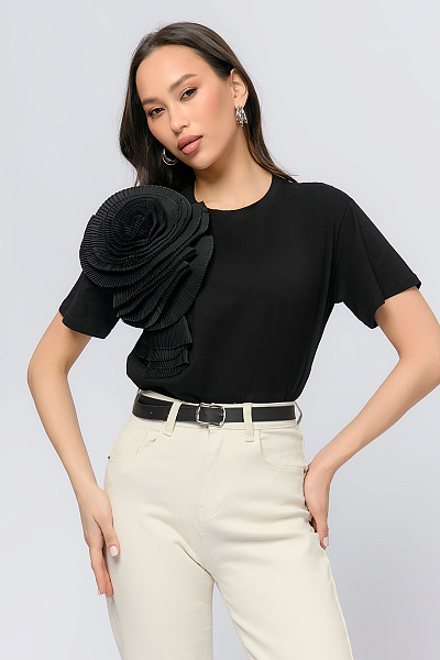 Блуза черного цвета с декоративным объемным цветком
