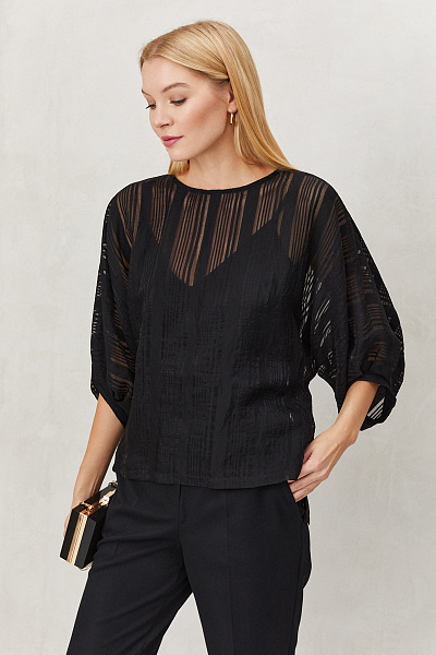 Блуза черная с объемными рукавами и разрезами