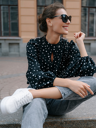 Блуза в горошек в комбинации с прямыми укороченными джинсами серого цвета 