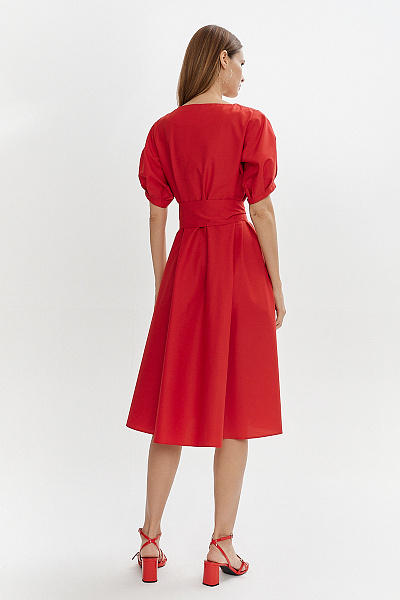 Платье красное длины миди с объемными рукавами и поясом