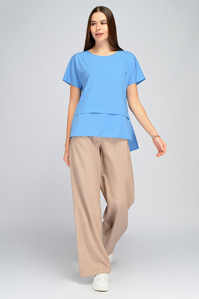 Блуза голубого цвета с короткими рукавами и разрезами по бокам