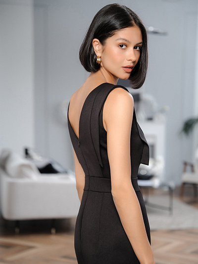 Платье-футляр чёрного цвета с декоративной отделкой 
