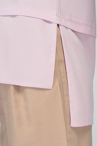 Блуза розового цвета с короткими рукавами и разрезами по бокам