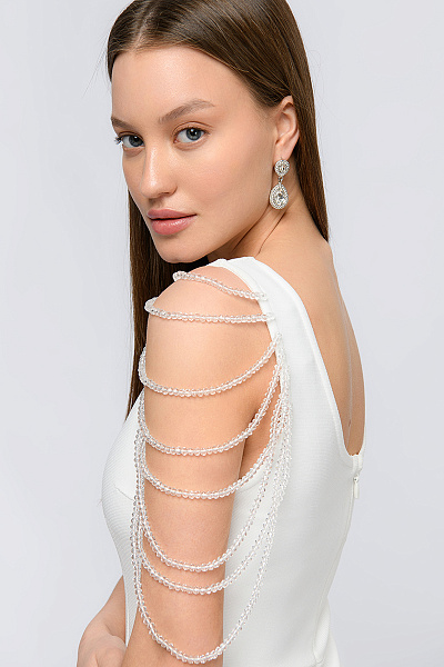 Платье бандажное белого цвета длины мини с декоративным украшением